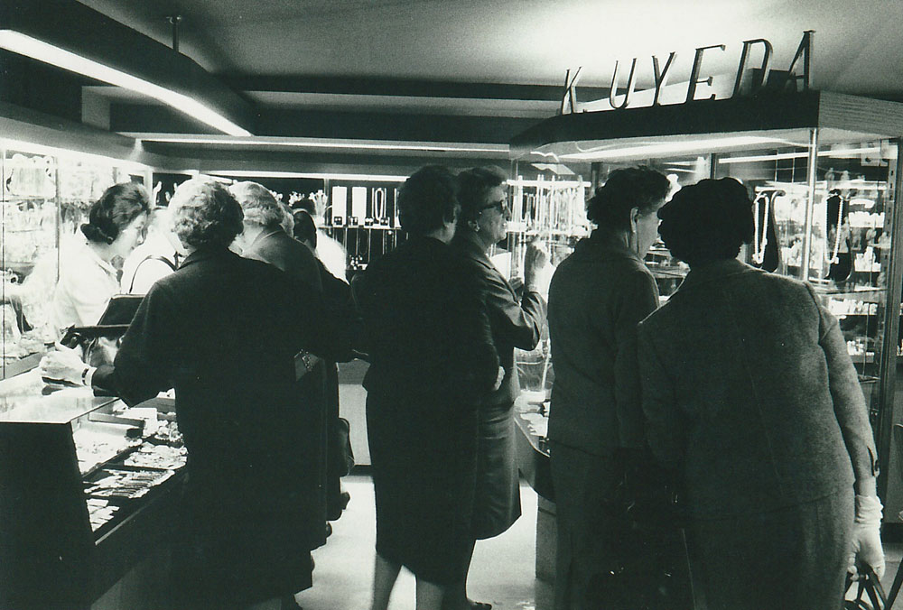 Uyeda Jeweller 1957年（昭和32年）に改装したアーケード店内
