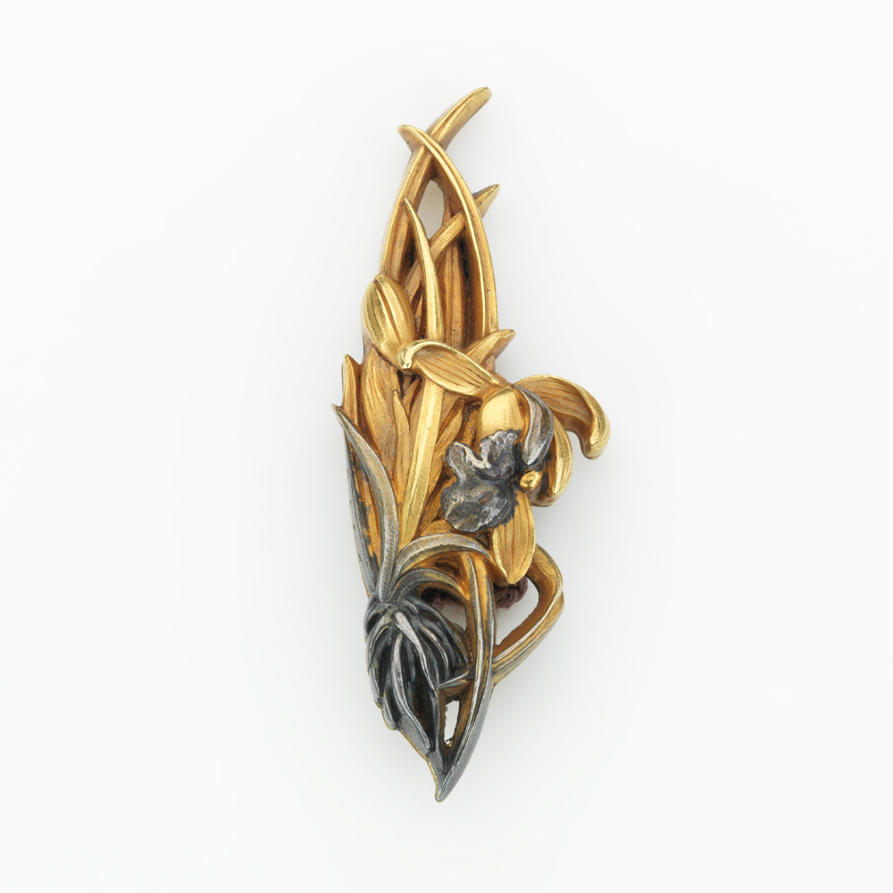 目貫風帯留め（明治から昭和初期）/ A sash clip inspired by a sword hilt (Late 1800s - around 1930)