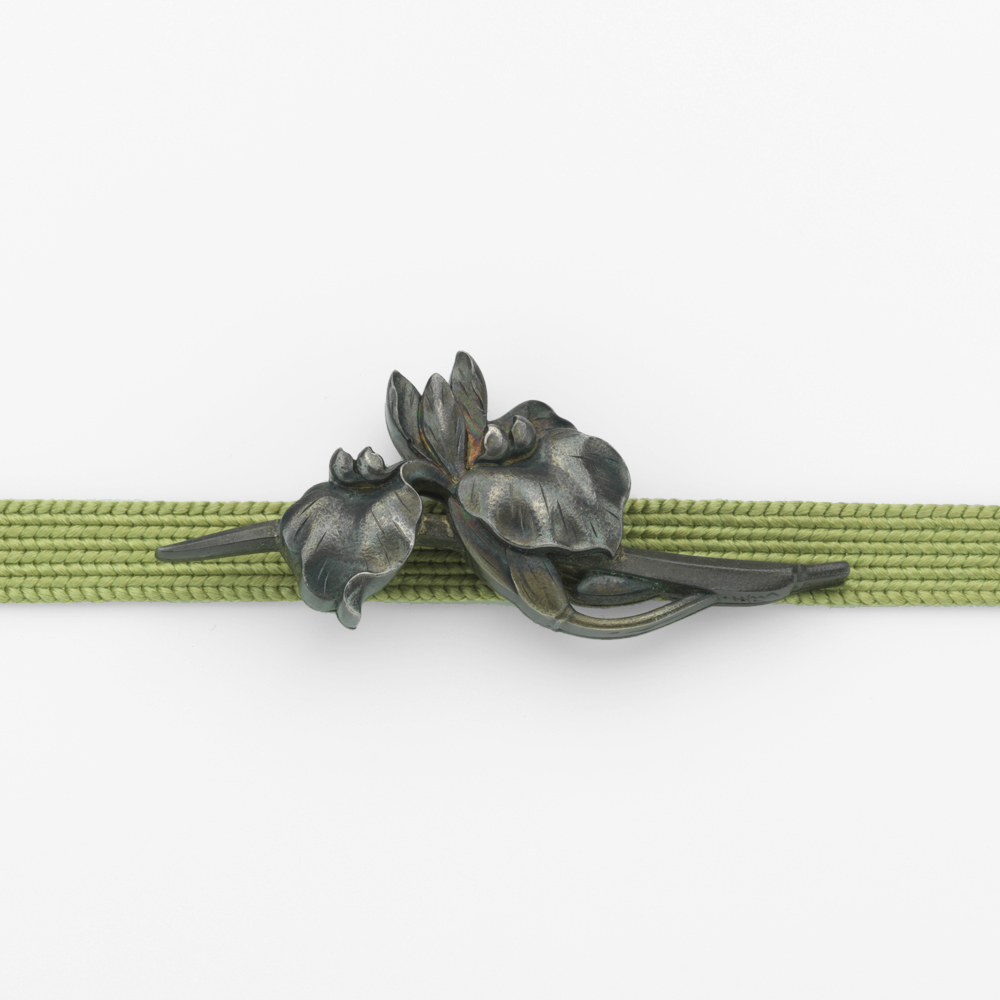 鈴木美彦作菖蒲帯留め（明治から昭和初期）/ Japanese Iris obi-sash clip by Yoshihiko Suzuki (late 1800s – around 1930)